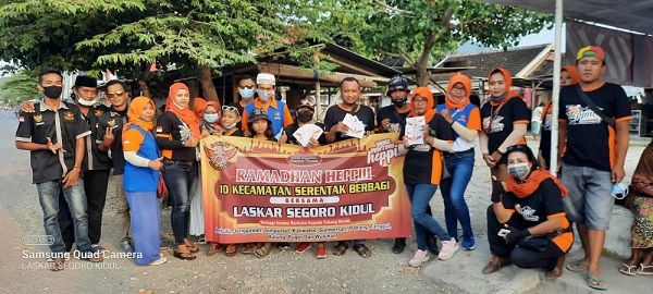 Komunitas Laskar Segoro Kidul (LSK) Jember yang tergabung dalam Heppiii Community Jember saat berbagi serentak di 10 kecamatan di Jember.