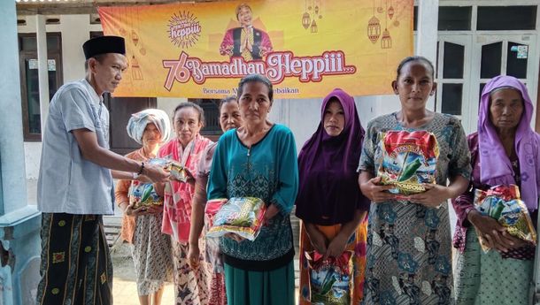 Berbagi Kebahagiaan, Karta Kali Buntu Ajak Janda Lansia Piknik ke Alun-alun