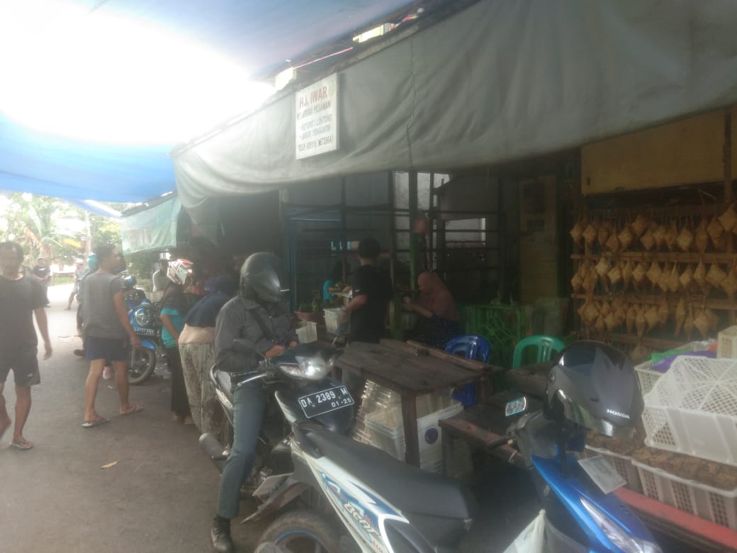 Suasana penjualan lontong dan ketupat di Kampung Sungai Baru. Source: Ari Arung Purnama/Starbanjar