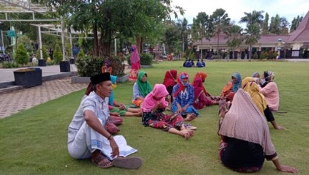 Tak Hanya Santuni Anak Yatim, Karta Kali Buntu Juga Ajak Janda Lansia Piknik ke Alun-alun
