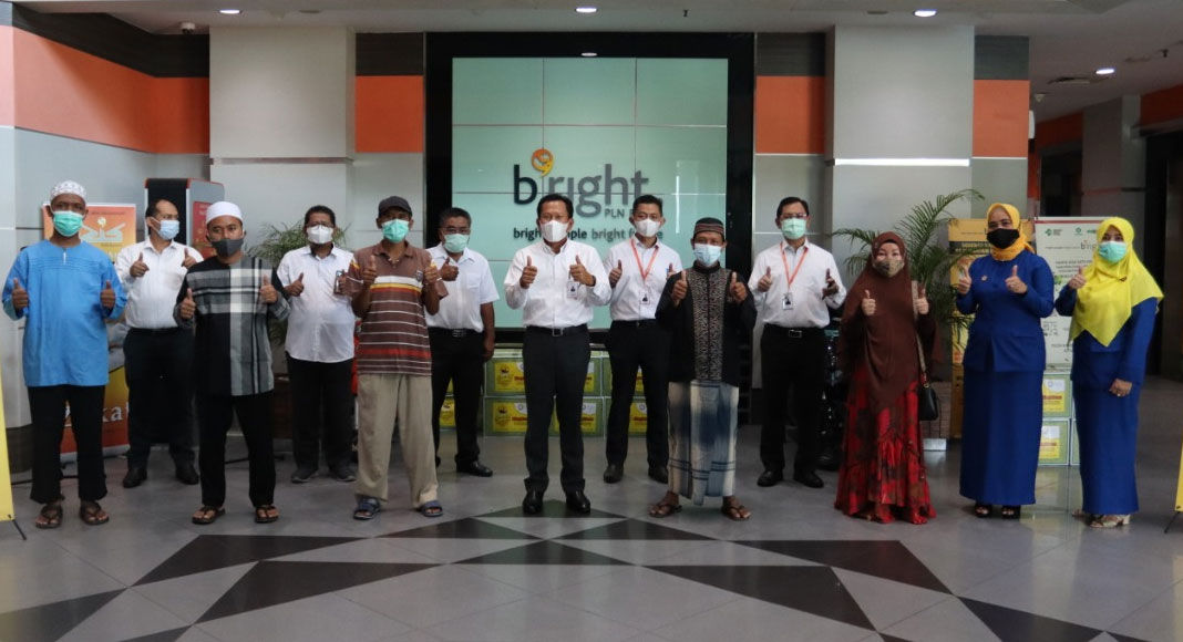 Berfoto bersama seusai penyerahan bantuan sembako oleh manajemen PT PLN Batam.