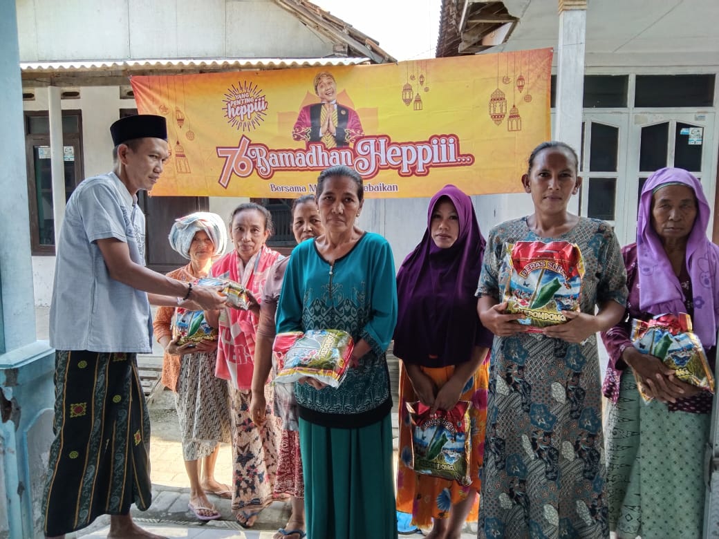 Karta Kali Buntu, Kraksaan, Probolinggo, Jawa Timur saat berbagi kebahagiaan dengan janda lansia akhir pekan lalu.