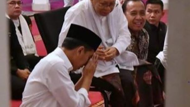 SOROTAN: Foto Terbaik Hari Ini,  Makna Perilaku Presiden Jokowi