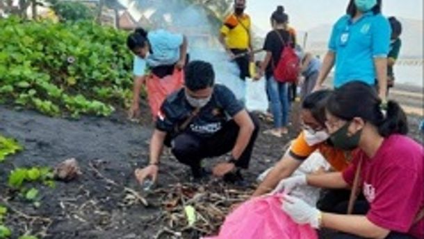 Komunitas Kampus Santa Ursula Gandeng Komunitas Lain Gelar Aksi Pungut Sampah