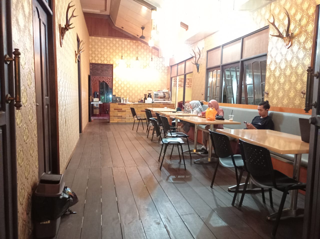 Suasana di dalam kedai kopi Inside Coffee. Source: Ari Arung Purnama/Starbanjar
