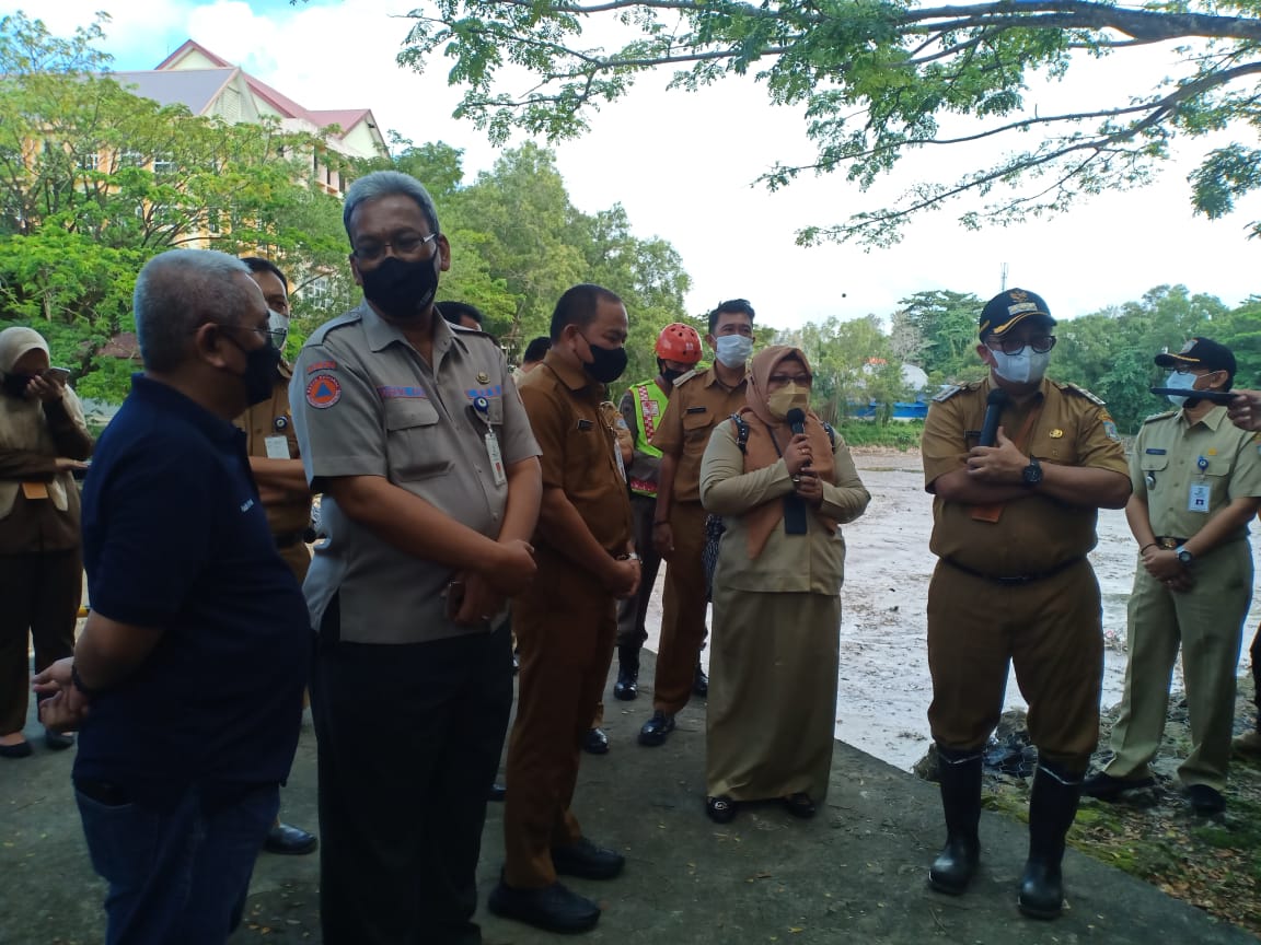 Wali Kota Balikpapan Rizal Effendi saat menjelaskan hasil peninjauan ke Bendali Telagasari