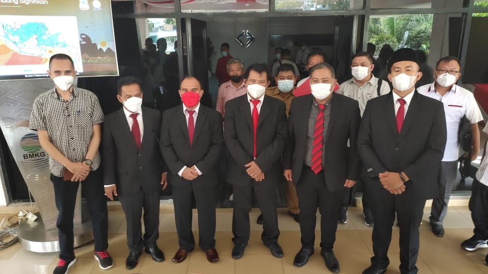 Dewan Pengawas dan jajaran Direksi PD Pasar Manado. (Foto:Mik)
