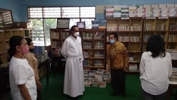 Kepala Seksi Pengembangan Perpustakaan Dan Pembudayaan Kegemaran Membaca Pemprov NTT Kunjung SMAK Frateran Ndao