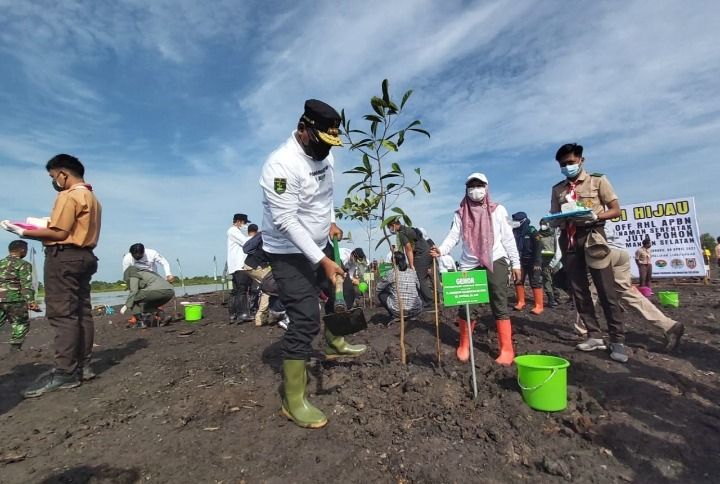Pj Gubernur Kalsel, Safrizal ZA, saat melakukan penanaman pohon. Source: Ist