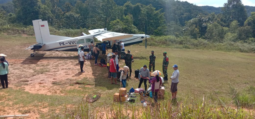 Satgas Pamtas Yonif 614 Melaksanakan Sweeping di Bandara Perintis Data Dian