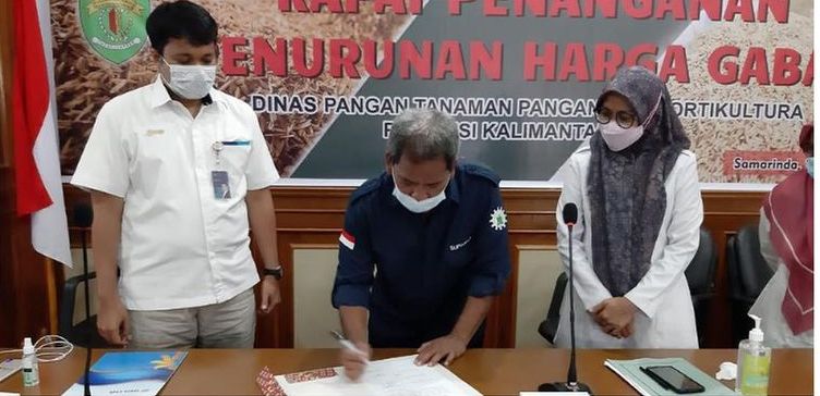 Pimpinan Perum Bulog Wilayah Kalimantan Timur dan Kalimantan Utara, Arrahim K. Kanam menandatangani nota kesepahaman dengan Ketua Gapoktan