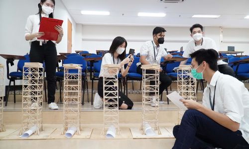 Beberapa panitia sedang memeriksa kelayakan maket peserta.JPG