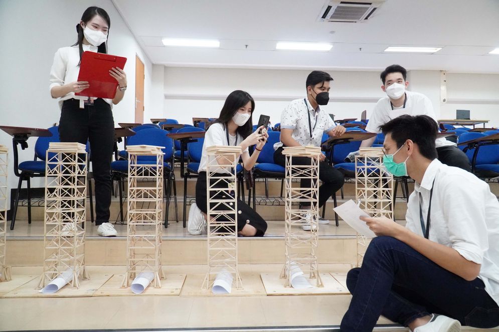 Beberapa panitia sedang memeriksa kelayakan maket peserta.JPG