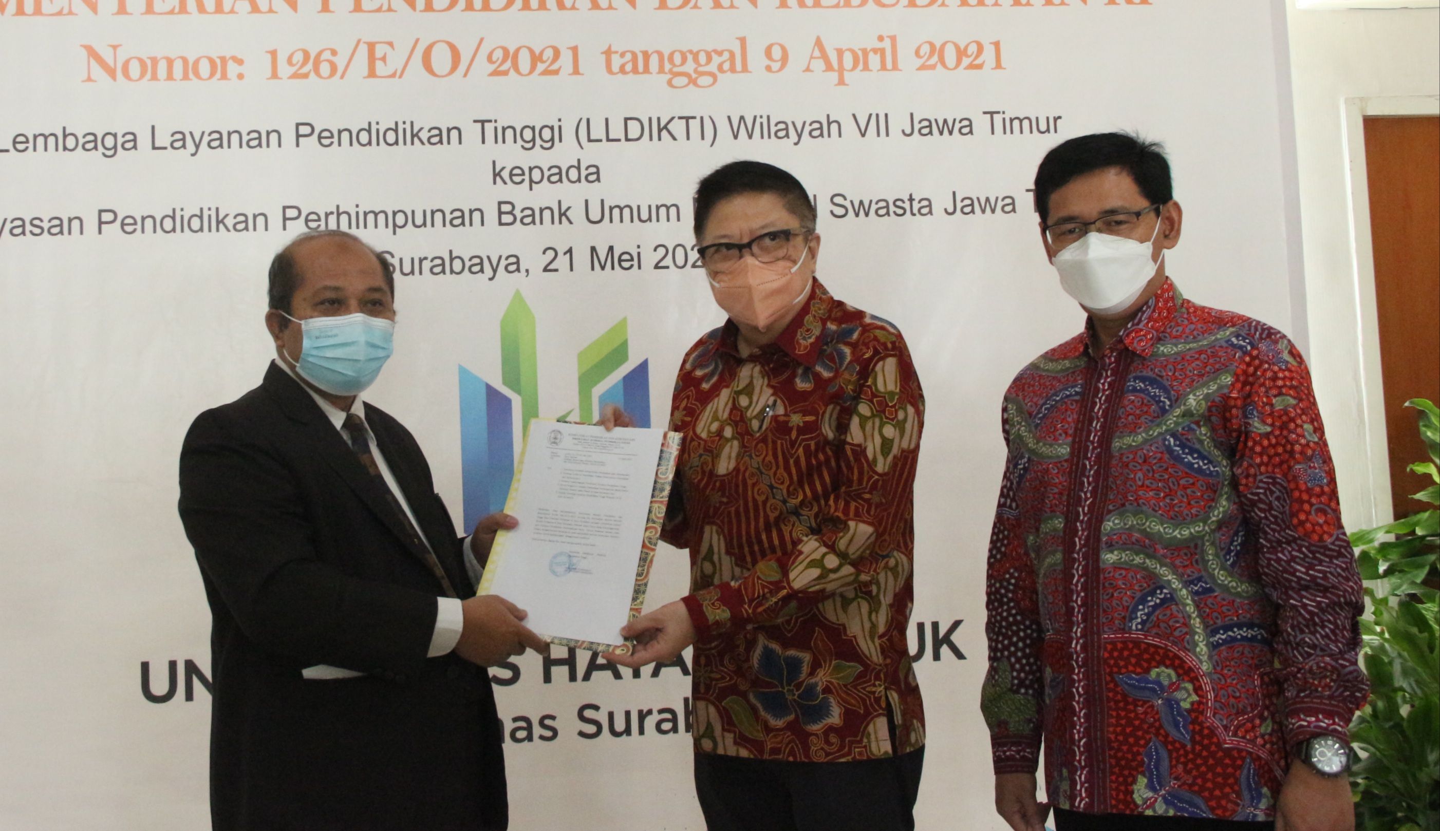 Penyerahan SK Transformasi Jadi Universitas Hayam Wuruk Perbanas oleh Ketua LLDIKTI, Prof Suprapto kepada Ketua Yayasan Herman Halim disaksikan Rektoe Dr Yudi Sutarso. 