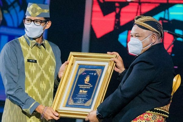 Menteri Pariwisata dan Ekonomi Kreatif/Kepala Badan Pariwisa, Sandiaga Salahuddin Uno memberikan  penghargaan life achievement untuk almarhum Didi Kempot pada acara Malam Puncak Lomba Karya Musik Anak Komunitas bertajuk “Kamu Aku Indonesia”. Acara yang berlangsung di Balairung Soesilo Soedarman, Senin (24/5/2021) malam