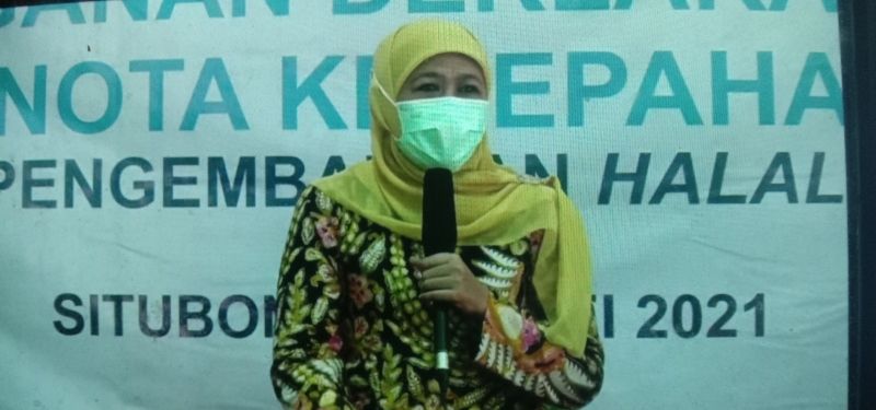 Gubernur Jawa Timur, Khofifah Indar Parawansa saat memberikan sambutan pada acara Kunjungan Lapangan Persiapan Display Mata Rantai Halal Produk IKM-UKM dan Penandatanganan Nota Kesepahaman Pemberdayaan Ekonomi - Pengembangan Halal Value Chain di Jawa Timur Rabu (26/05) di Kawasan Wisata Pasir Putih Situbondo.