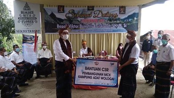 Dirut Bank NTT Serahkan Bantuan CSR Bangun MCK Rumah Adat Wologai Tengah