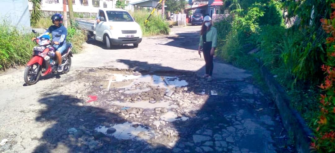 Anggota Komisi III DPRD Kota Manado saat turlap melihat kondisi jalan di Perum GPI Manado. (Foto:istimewa)