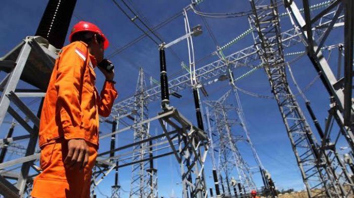 Ilustrasi proses maintenance gangguan transmisi oleh PLN Kalselteng. Source: Ist