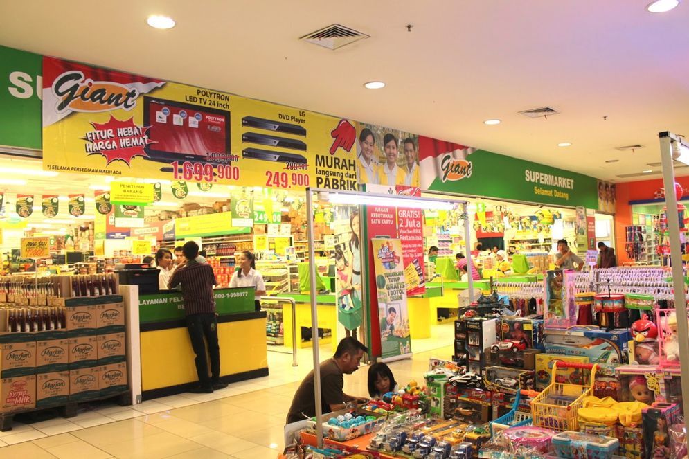 Warga sedang berbelanja di Giant. Source:Dok