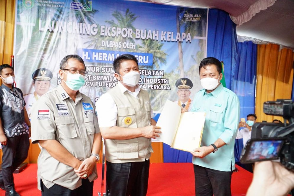 ekspor perdana kelapa.jpg