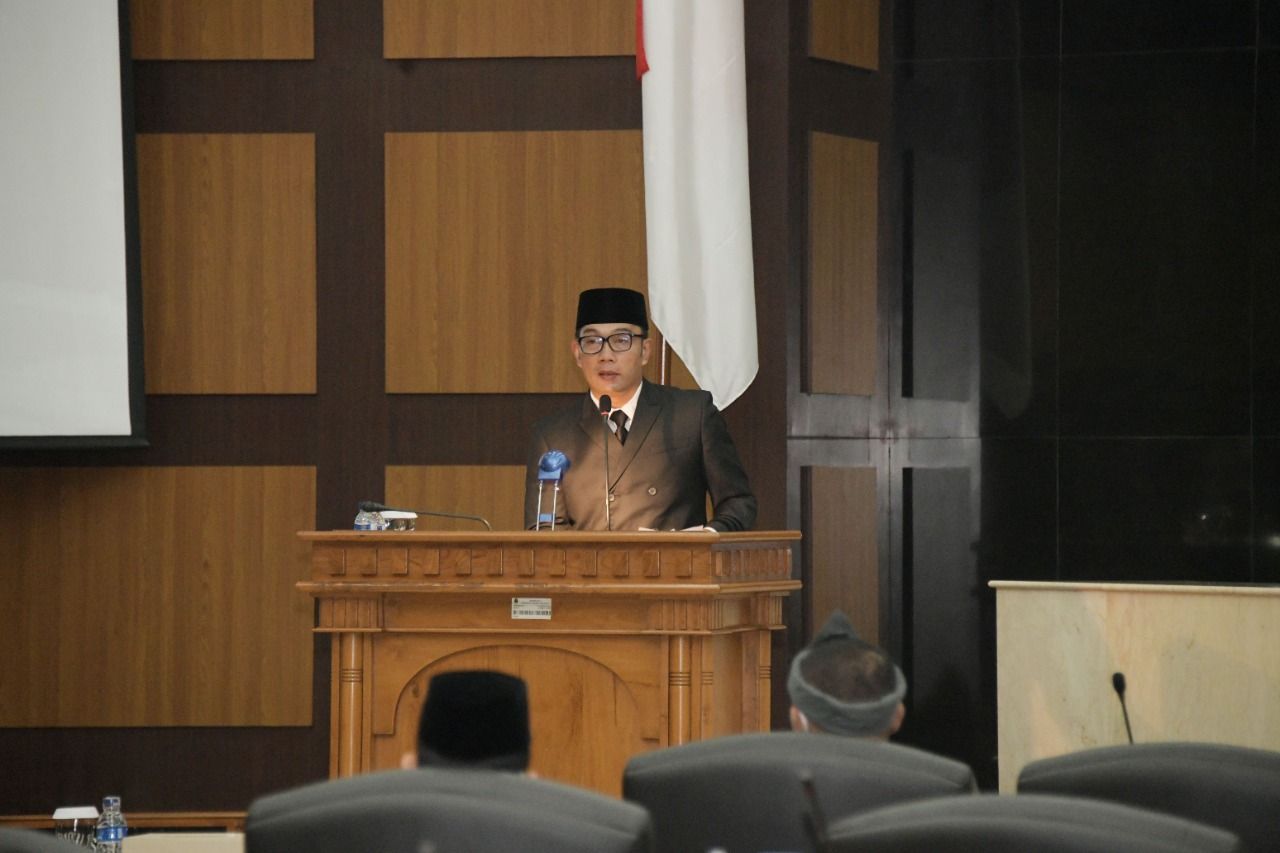 Gubernur Jabar Ridwan Kamil saat menghadiri Rapat Paripurna DPRD Jabar terkait Penyerahan Laporan Hasil Pemeriksaan (LHP) atas Laporan Keuangan Pemerintah Daerah (LKPD) Provinsi Jawa Barat Tahun Anggaran 2020, di Ruang Sidang DPRD Jabar, Jumat (28/5/2021).