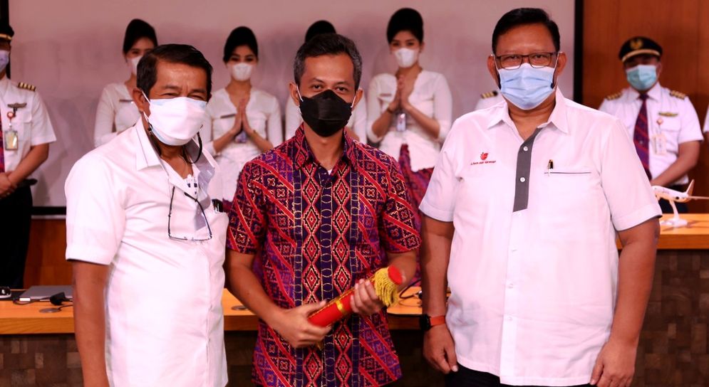 Capt. Wisnu Wijayanto, CEO Batik Air (tengah).jpg