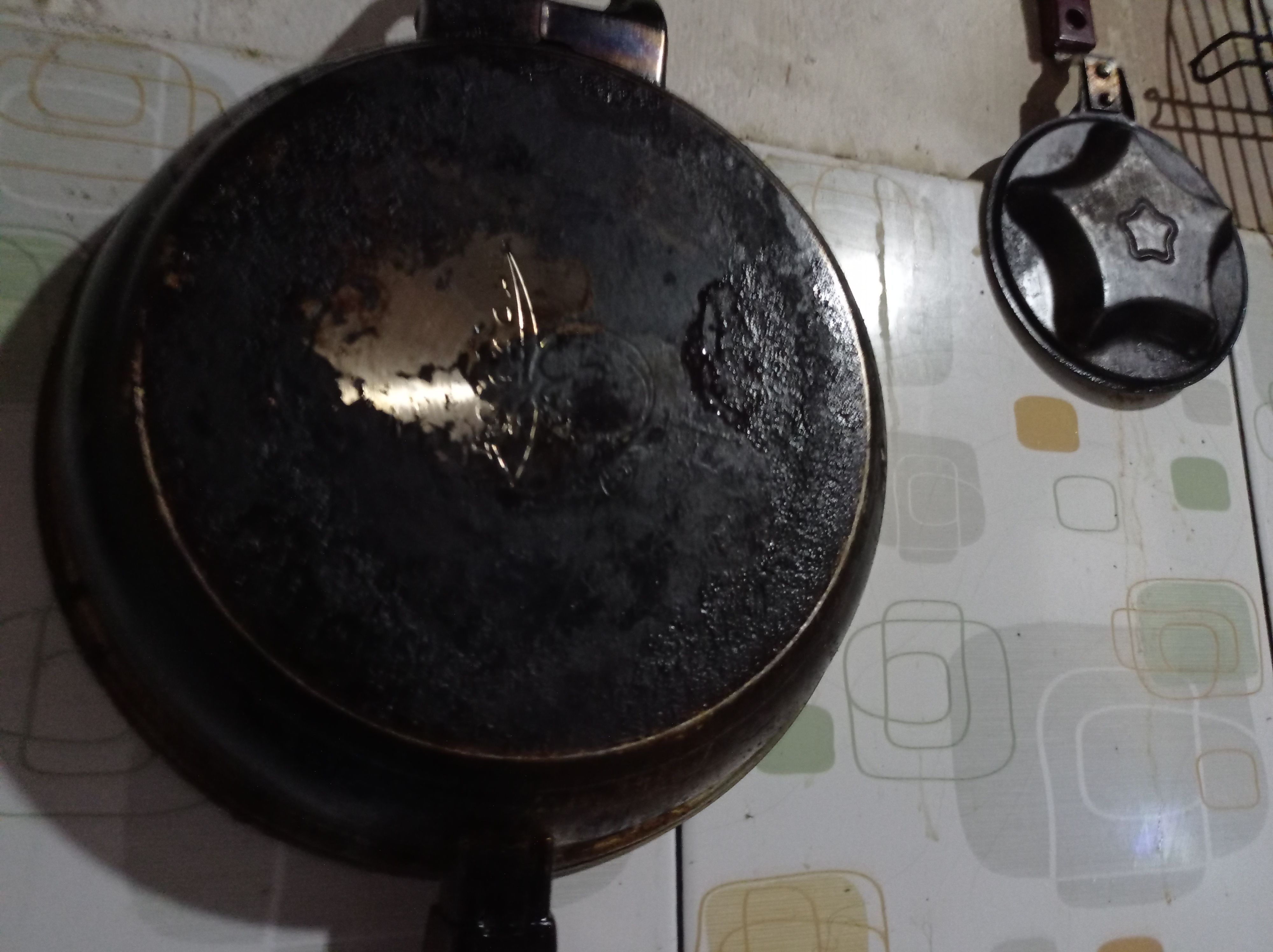 Atasi kerak peralatan dapur cuka dan soda kue