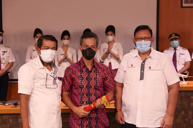 Keterangan foto (kiri-kanan): President Director of Lion Air Group, Edward Sirait; Direktur Utama (Chief Executive Officer/ CEO)  - Capt. Wisnu Wijayanto; Managing Director of Lion Air Group, Capt. Daniel Putut Kuncoro Adi.

 