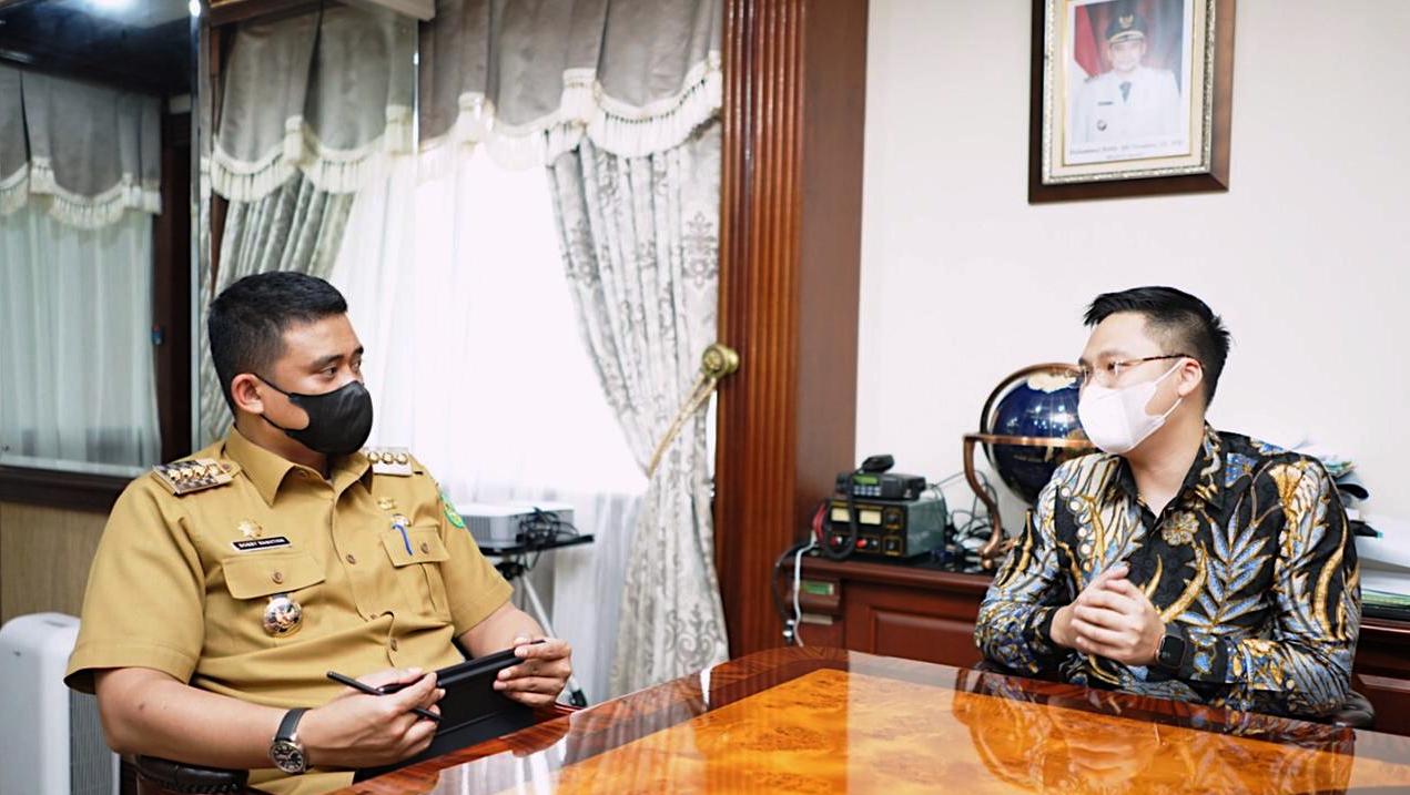 Wali Kota Medan Bobby Nasution  menerima kunjungan pemilik usaha Chicken Holic 