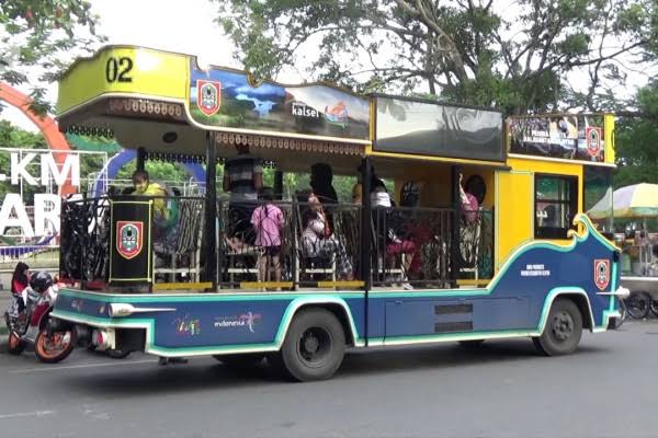 Bus Pariwisata Kalsel tengah beroperasi di kawasan Siring 0 Km Banjarmasin. Source: Dok