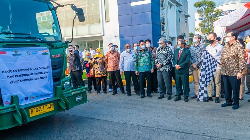 <p>Menteri Perindustrian Agus Gumiwang Kartasasmita (kemeja putih) mendampingi Menteri Koordinator Bidang Perekonomian Airlangga Hartarto (batik cokelat), saat konferesi pers usai melepas secara simbolis pengiriman tabung oksigen ke India di Cikande, Banten, Senin, 10 Mei 2021 / Dok. Kemenperin</p>