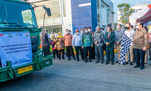 <p>Menteri Perindustrian Agus Gumiwang Kartasasmita (kemeja putih) mendampingi Menteri Koordinator Bidang Perekonomian Airlangga Hartarto (batik cokelat), saat konferesi pers usai melepas secara simbolis pengiriman tabung oksigen ke India di Cikande, Banten, Senin, 10 Mei 2021 / Dok. Kemenperin</p>