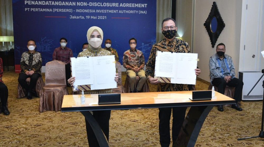 <p>Direktur Utama Pertamina Nicke Widyawati dan Ketua Dewan Direksi INA Ridha Wirakusumah melakukan Penandatanganan Non-Disclosure Agreement (NDA). / Pertamina</p>
