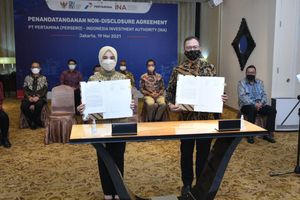 <p>Direktur Utama Pertamina Nicke Widyawati dan Ketua Dewan Direksi INA Ridha Wirakusumah melakukan Penandatanganan Non-Disclosure Agreement (NDA). / Pertamina</p>