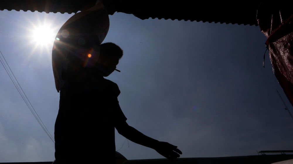 Ilustrasi pekerja bongkar muat beras di pasar induk. (TrenAsia.com/Ismail Pohan).