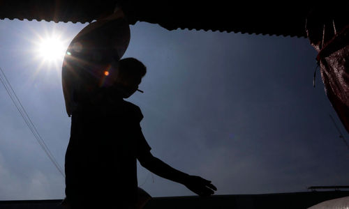 Ilustrasi pekerja bongkar muat beras di pasar induk. (TrenAsia.com/Ismail Pohan).