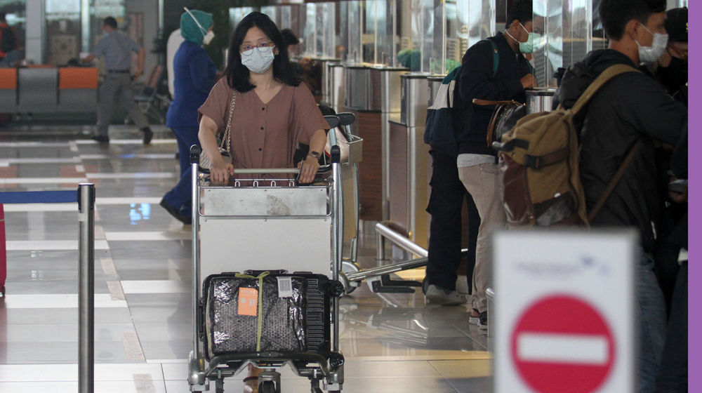 <p>Nampak aktifitas sejumlah penumpang di Terminal 3 Bandara Soekarno Hatta di hari ke 7 larangan mudik diberlakukan, Rabu 12 Mei 2021. Foto : Panji Asmoro/TrenAsia</p>
