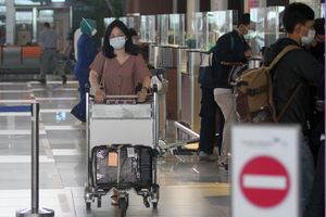<p>Nampak aktifitas sejumlah penumpang di Terminal 3 Bandara Soekarno Hatta di hari ke 7 larangan mudik diberlakukan, Rabu 12 Mei 2021. Foto : Panji Asmoro/TrenAsia</p>
