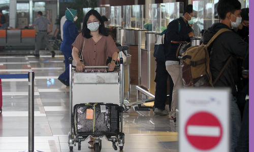 <p>Nampak aktifitas sejumlah penumpang di Terminal 3 Bandara Soekarno Hatta di hari ke 7 larangan mudik diberlakukan, Rabu 12 Mei 2021. Foto : Panji Asmoro/TrenAsia</p>
