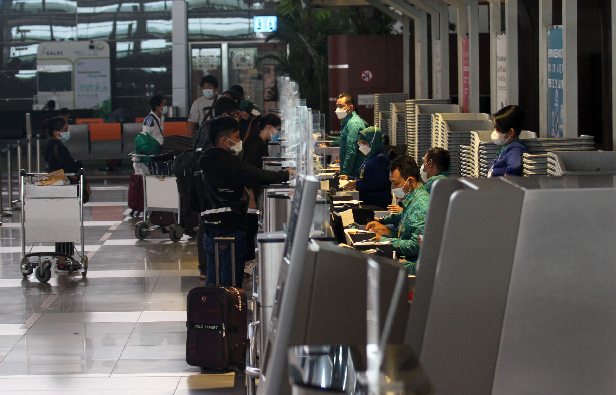 <p>Nampak aktifitas sejumlah penumpang di Terminal 3 Bandara Soekarno Hatta di hari ke 7 larangan mudik diberlakukan, Rabu 12 Mei 2021. Foto : Panji Asmoro/TrenAsia</p>
