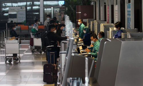 <p>Nampak aktifitas sejumlah penumpang di Terminal 3 Bandara Soekarno Hatta di hari ke 7 larangan mudik diberlakukan, Rabu 12 Mei 2021. Foto : Panji Asmoro/TrenAsia</p>
