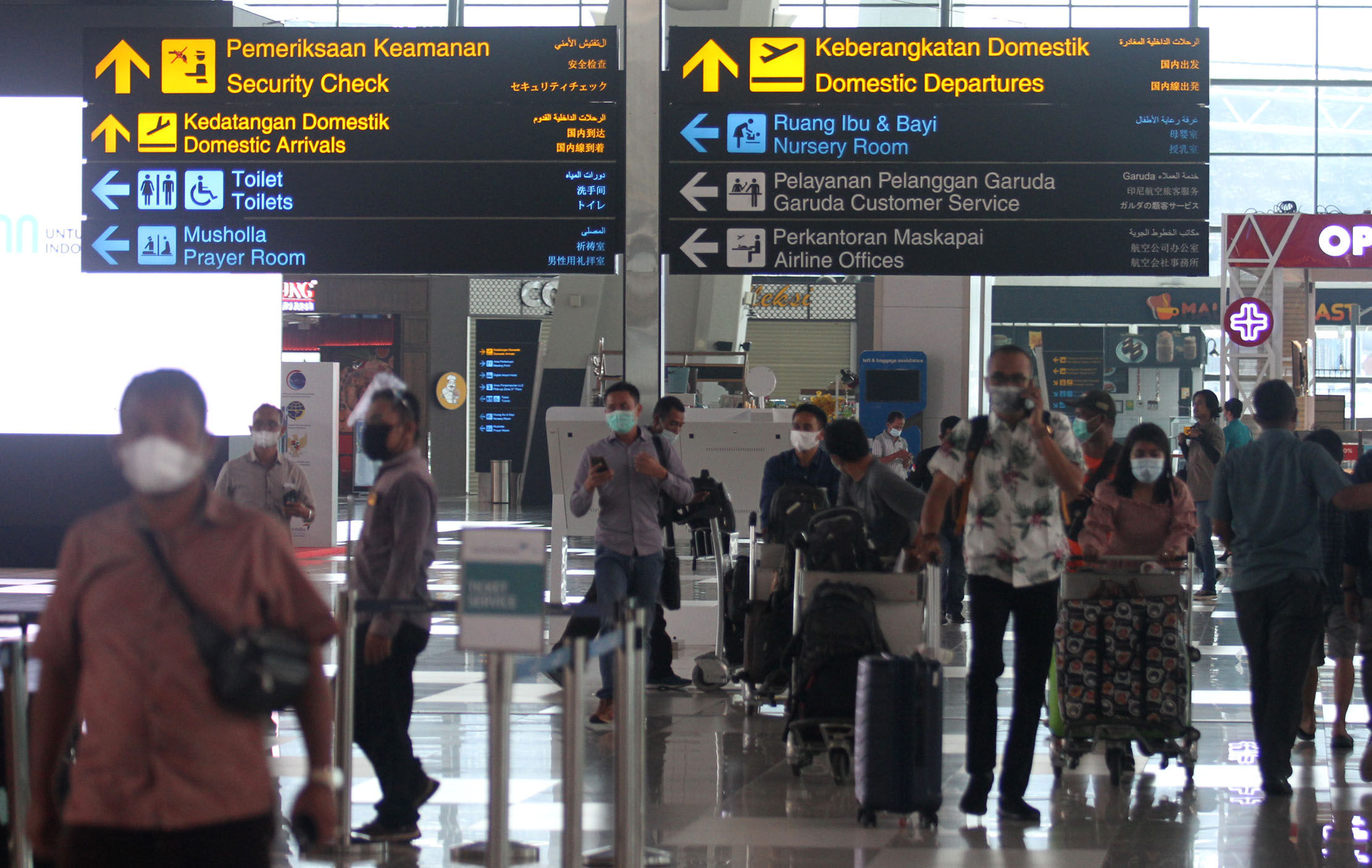 <p>Nampak aktifitas sejumlah penumpang di Terminal 3 Bandara Soekarno Hatta di hari ke 7 larangan mudik diberlakukan, Rabu 12 Mei 2021. Foto : Panji Asmoro/TrenAsia</p>
