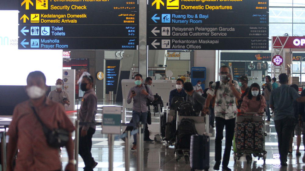 <p>Nampak aktifitas sejumlah penumpang di Terminal 3 Bandara Soekarno Hatta di hari ke 7 larangan mudik diberlakukan, Rabu 12 Mei 2021. Foto : Panji Asmoro/TrenAsia</p>
