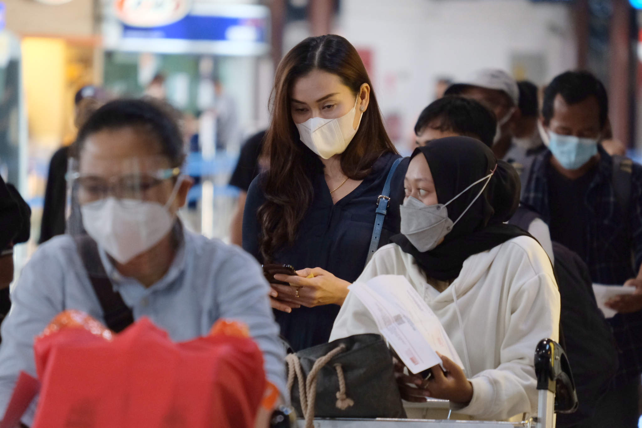 <p>Calon penumpang mengantre di peron keberangkatan Terminal 2 Bandara Soekarno Hatta, Cengkareng, Tengerang, Banten, Rabu, 5 Mei 2021. Foto: Ismail Pohan/TrenAsia</p>
