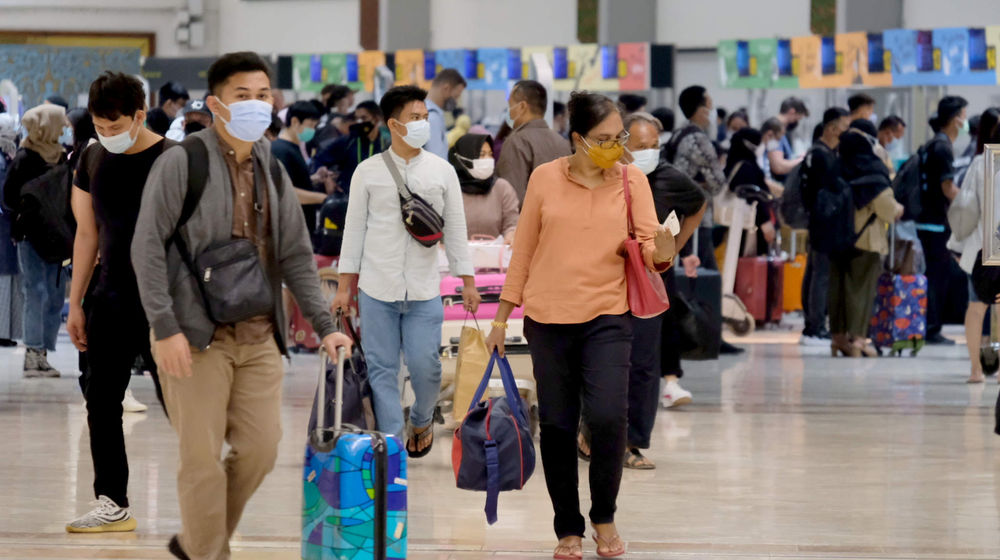 <p>Calon penumpang melintas di area counter check in keberangkatan Terminal 2 Bandara Soekarno Hatta, Cengkareng, Tengerang, Banten, Rabu, 5 Mei 2021. Foto: Ismail Pohan/TrenAsia</p>
