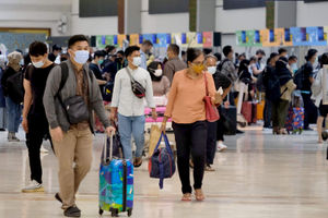 <p>Calon penumpang melintas di area counter check in keberangkatan Terminal 2 Bandara Soekarno Hatta, Cengkareng, Tengerang, Banten, Rabu, 5 Mei 2021. Foto: Ismail Pohan/TrenAsia</p>

