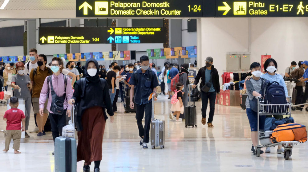 <p>Calon penumpang melintas di area counter check in keberangkatan Terminal 2 Bandara Soekarno Hatta, Cengkareng, Tengerang, Banten, Rabu, 5 Mei 2021. Foto: Ismail Pohan/TrenAsia</p>
