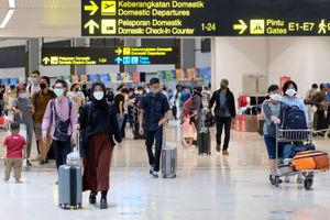 <p>Calon penumpang melintas di area counter check in keberangkatan Terminal 2 Bandara Soekarno Hatta, Cengkareng, Tengerang, Banten, Rabu, 5 Mei 2021. Foto: Ismail Pohan/TrenAsia</p>
