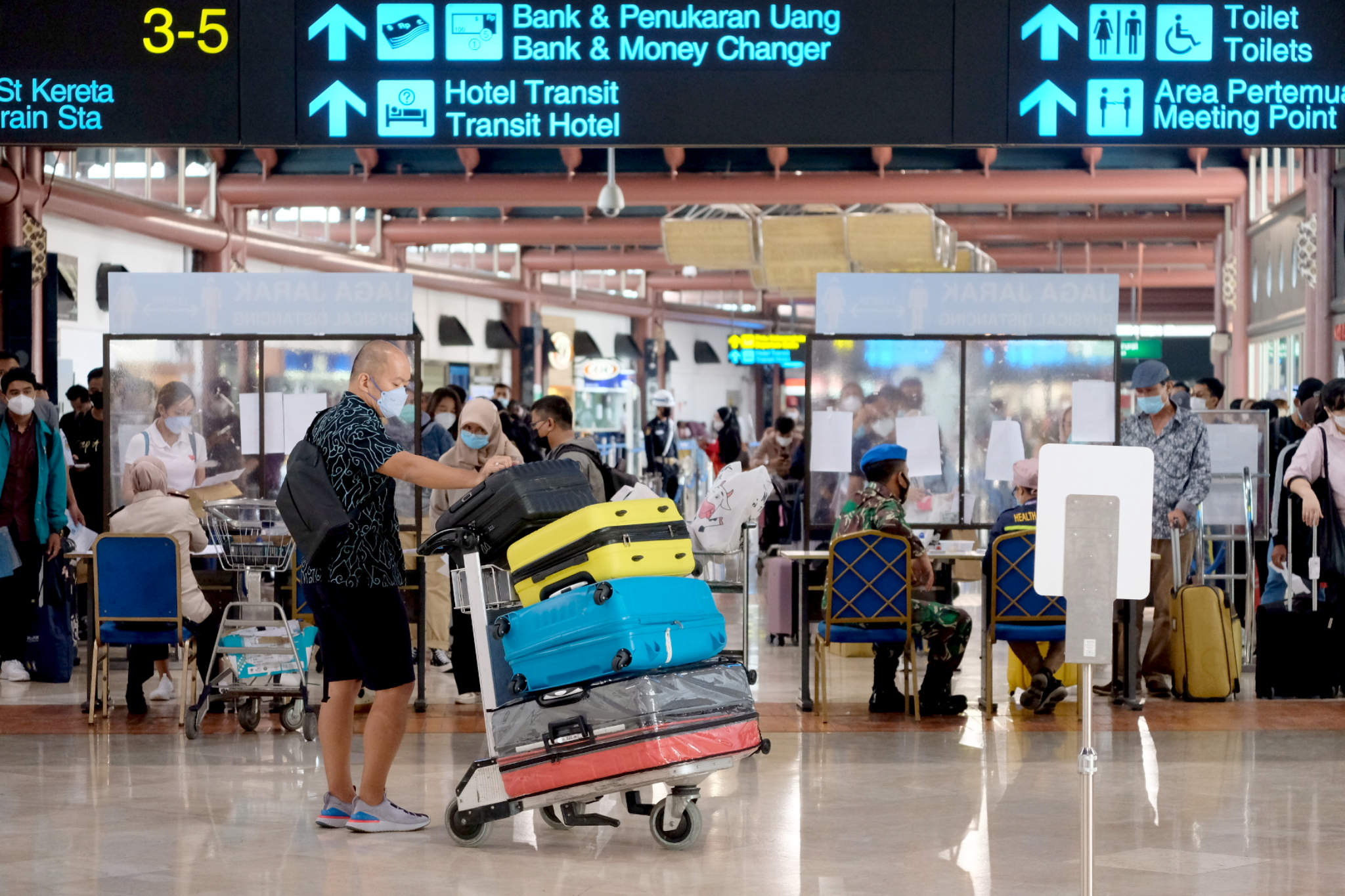 <p>Calon penumpang mengantre di peron keberangkatan Terminal 2 Bandara Soekarno Hatta, Cengkareng, Tengerang, Banten, Rabu, 5 Mei 2021. Foto: Ismail Pohan/TrenAsia</p>
